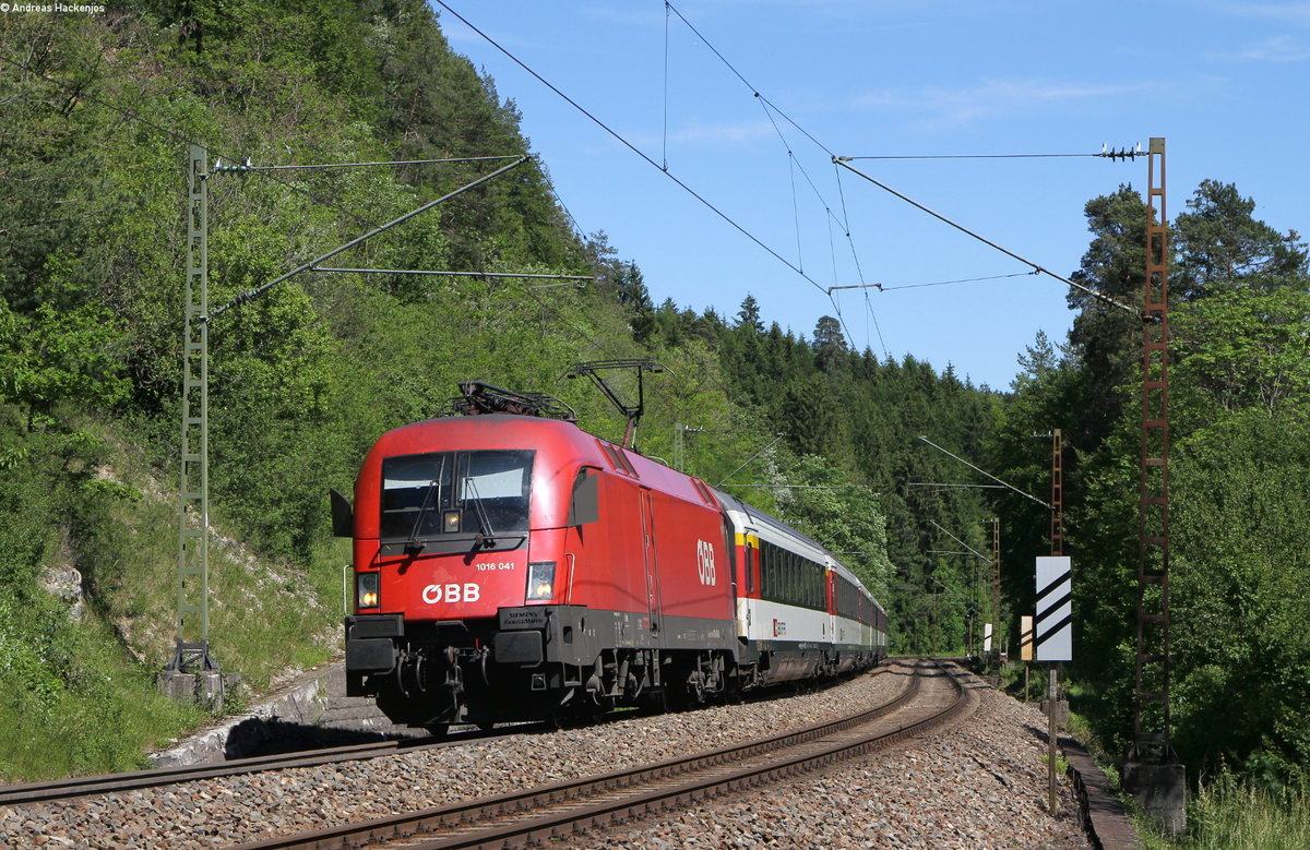 1016 041 mit dem IC 186/RE 50186 (Zürich HB/Singen(Htw)-Stuttgart Hbf) bei Talmühle 8.6.19