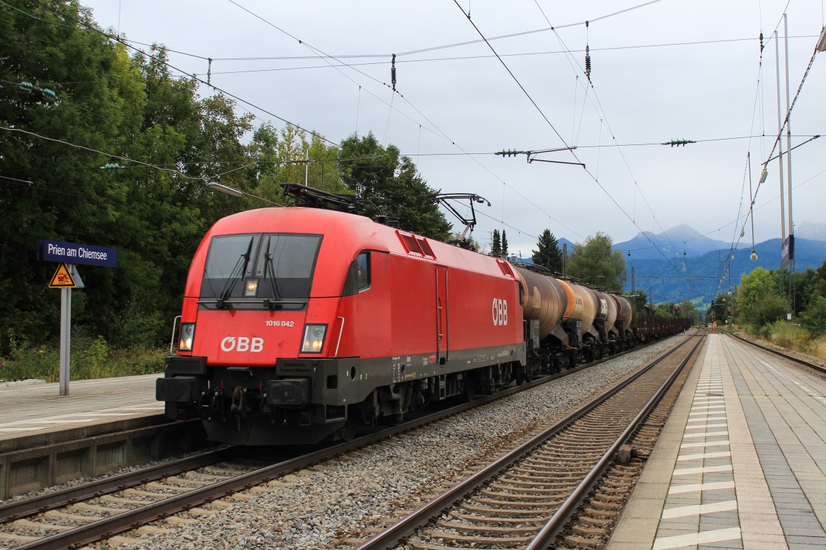 1016 042 mit einem Knicker am 14. September 2013 in Prien am Chiemsee.