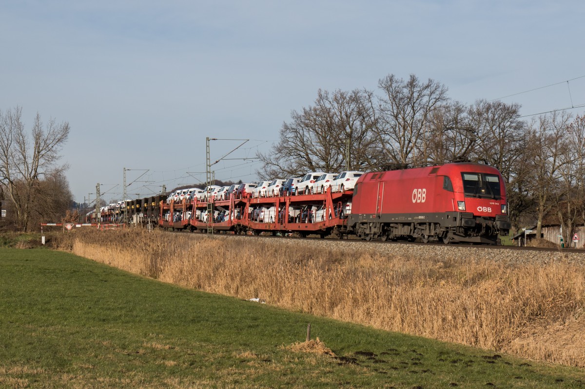 1016 043 mit einem Autozug von München in Richtung Salzburg am 11. Dezember 2015 bei Weisham.