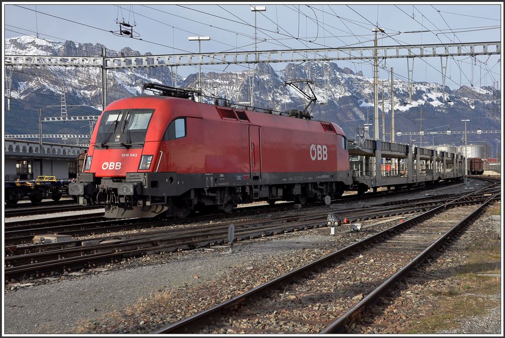1016 043 verlässt Buchs SG Richtung Österreich. Im Hintergrund ist der verschneite Alpstein zu sehen. (15.01.2015)
