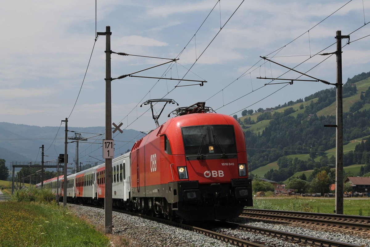 1016 045 mit OIC 519 Innsbruck Hauptbahnhof-Bischofshofen bei Brixen im Thale am 28-7-2013.