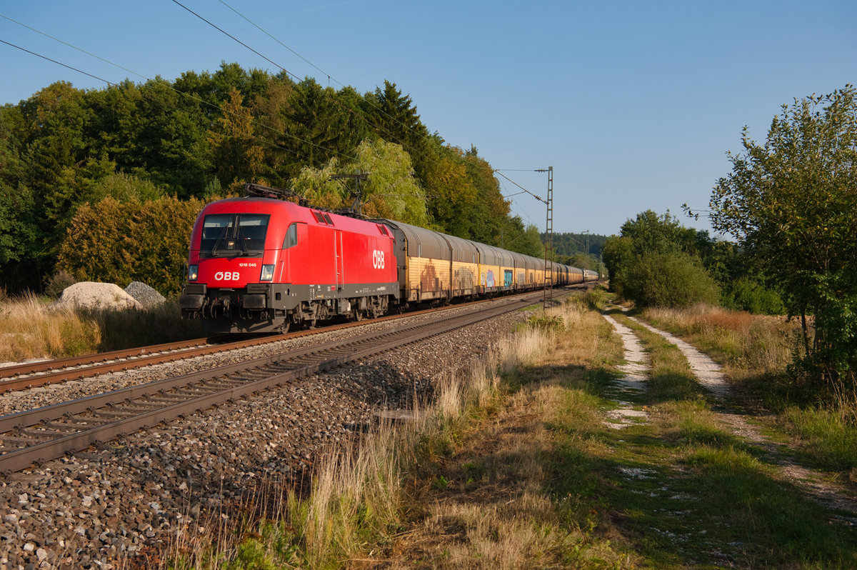 1016 046 der Österreichischen Bundesbahn mit einem Altmann Autotransportzug bei Postbauer-Heng Richtung Nürnberg, 28.08.2018
