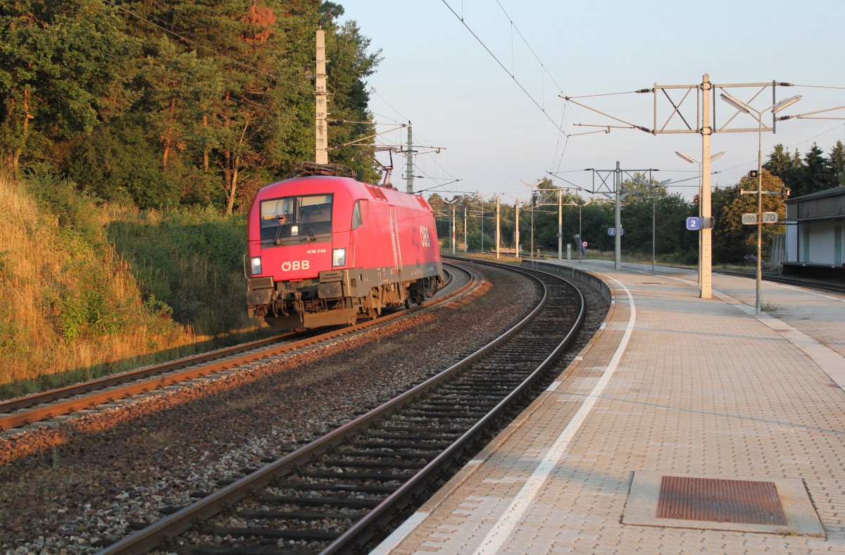1016 046 passiert als Lokzug in den frühen Morgenstunden den Bahnhof Hötzeldorf-Geras in Richtung Wien, August 2015