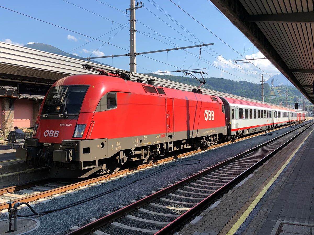 1016 046 wartet mit REX 5333 am Bahnsteig 6 auf die Abfahrt nach Kufstein. Innsbruck Hbf am 20.07.2021
