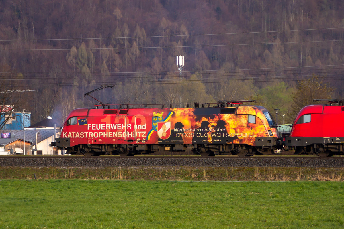 1016-048-1 mit einem Güterzug zwischen Dornbirn und Hohenems. 28.3.20