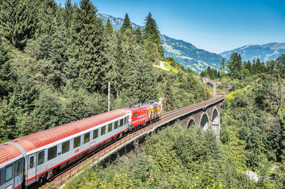 1016 048-1  Niederösterreichischer Landesfeuerwehrverband  fährt mit dem EC 112 (Klagenfurt Hbf - / Zagreb Glavni kol. - Frankfurt (Main) Hbf) über das Hundsdorfer-Viadukt, bei Bad Hofgastein.
Aufgenommen am 30.8.2017.
