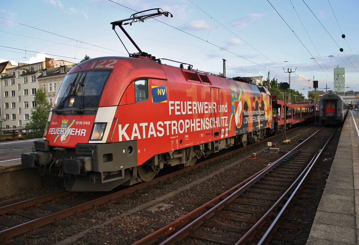 1016 048-1 rangiert am 2.9.2017 in Hamburg-Altona mit zwei Autotransportwagen des EN491 nach Wien Hauptbahnhof.