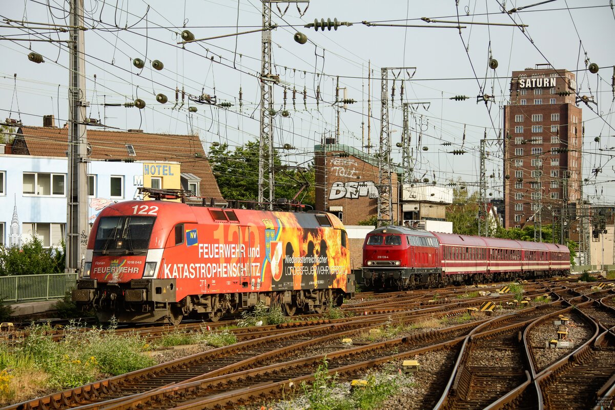 1016 048  Feuerwehr  Taurus und 218 139-4 mit Sonderzug nach Willingen bei der Einfahrt in Köln Hbf, am 18.06.2022.