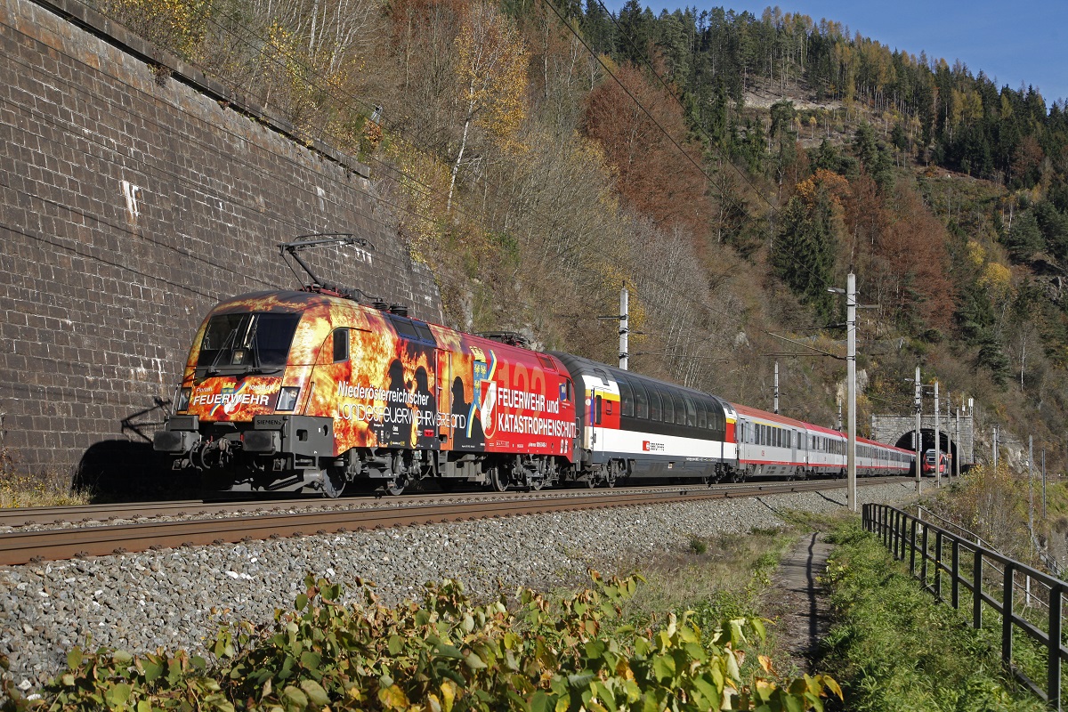 1016 048 mit EC164 (Graz - Zürich) beim Galgenbergtunnel am 31.10.2016.