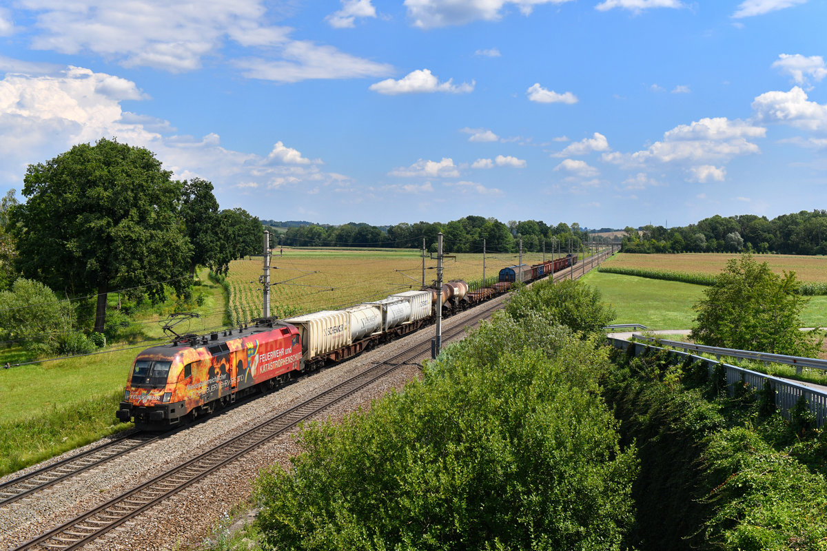 1016 048 mit einem Güterzug am 14.07.2018 bei Grieskirchen. 
