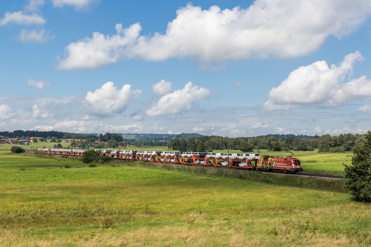 1016 048  Niederösterreichischer Feuerwehrverband  fährt mit einem Autozug bei Bernau in Richtung Salzburg, aufgenommen am 19. August 2016.