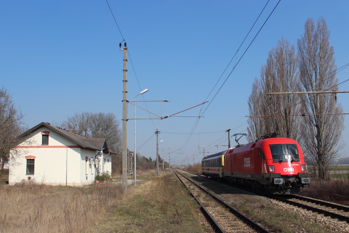 
1016 050 mit dem SPROB 97673 von Wien Matzleinsdorferplatz (Mat) nach Wiener Neustadt Hauptbahnhof (Nb), hier bei einem kurzen Halt in Mitterndorf-Moosbrunn (Mim); am 12.03.2014