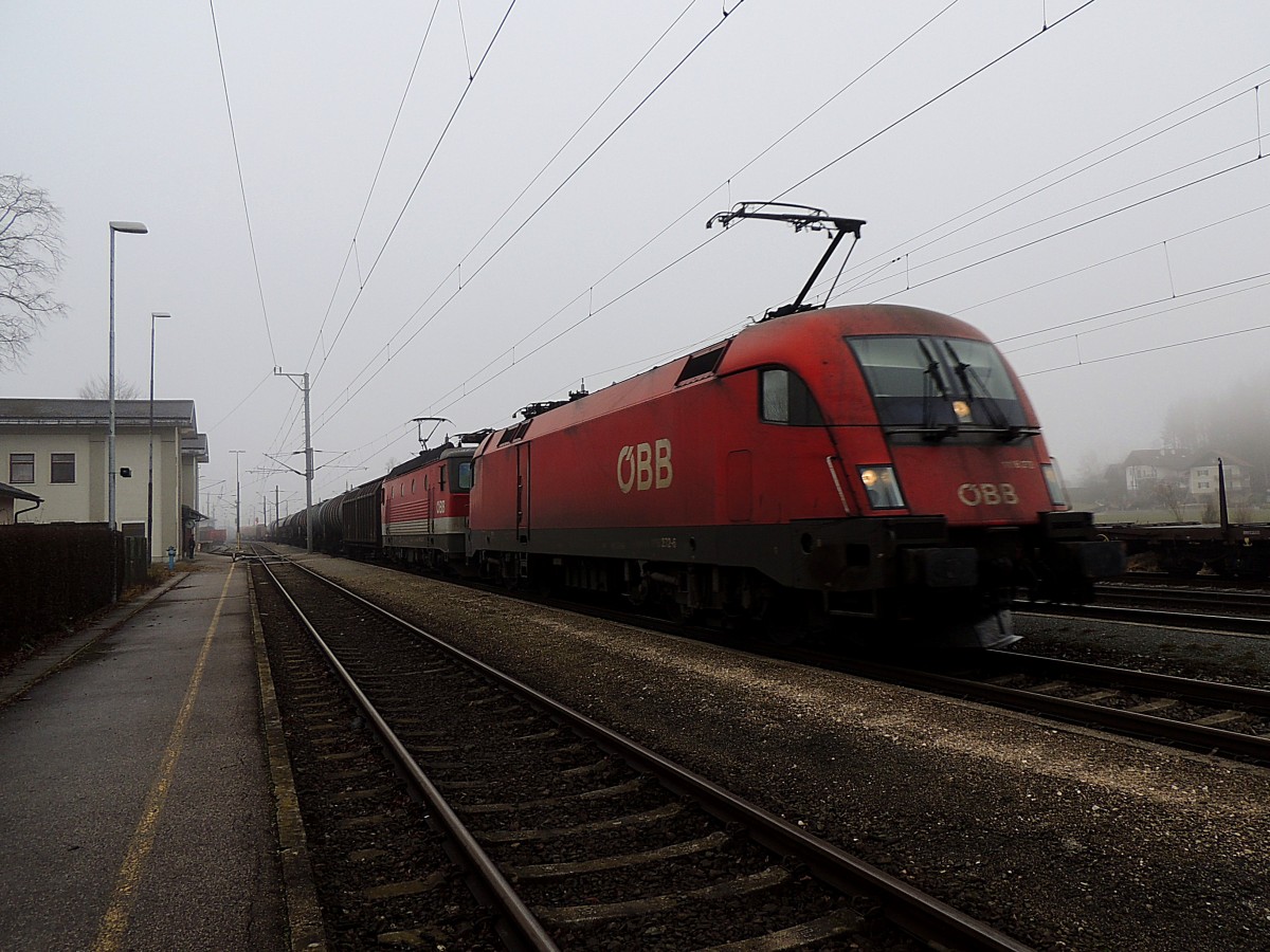 1016 272-5 zieht unter Mithilfe einer 1044 bei dichtem Nebel einen gemischten Güterzug durch den Bhf. Redl-Zipf in Richtung Linz; 140218
