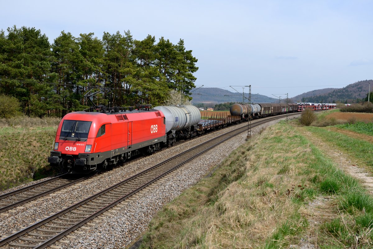 1016.017 konnte am 16. April 2015 mit einem gemischten Güterzug nach Nürnberg Rbf bei Darshofen in der Oberpfalz abgelichtet werden. Leider verschlechterte sich gegen Mittag das Wetter und dieses Bild war dann das letzte dieses Tages. 