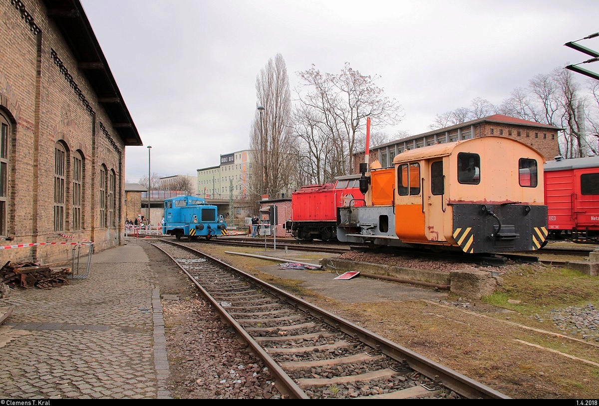 102 001-5 (312 001-1) steht hinter 399 111-4 (199 004-3) der Traditionsgemeinschaft Bw Halle P e.V. während des Osterfests im DB Museum Halle (Saale) und startet gleich eine neue Führerstandsmitfahrt. [1.4.2018 | 12:17 Uhr]