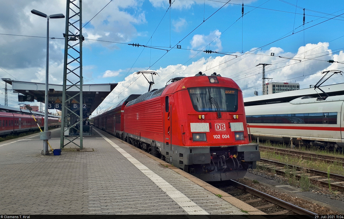 102 004-9 (Škoda 109 E3) steht im Startbahnhof Nürnberg Hbf auf Gleis 12.

🧰 DB Regio Bayern
🚝 RE 4019 (RE1) Nürnberg Hbf–Ingolstadt Hbf
🕓 29.7.2021 | 11:04 Uhr

(Smartphone-Aufnahme)