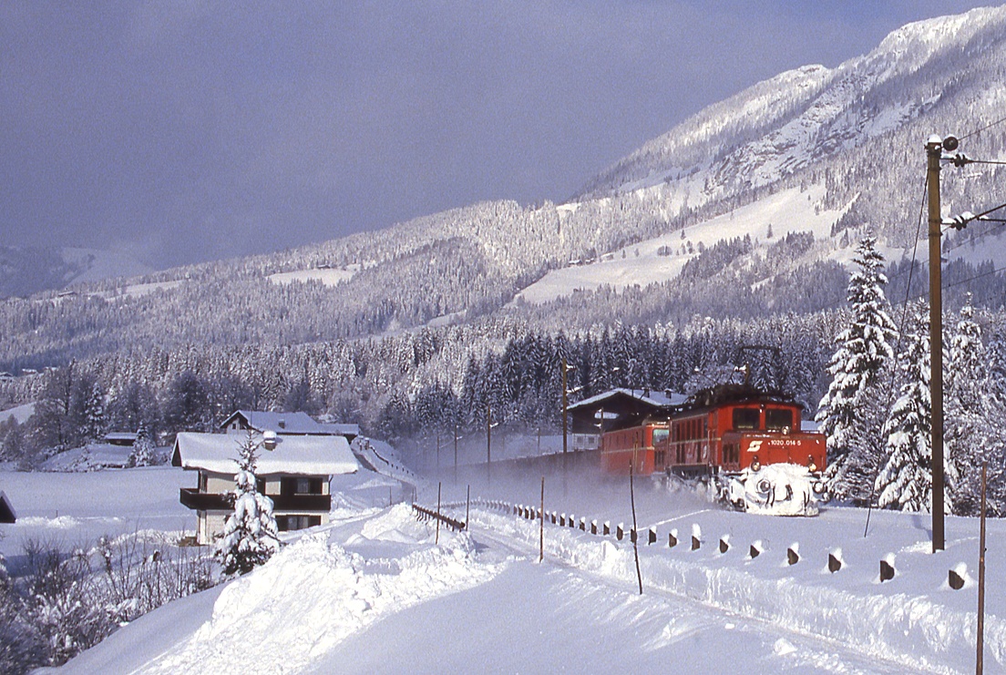 1020 014 und 1044 097 auf der Giselabahn bei Fieberbrunn, 21.12.1986.