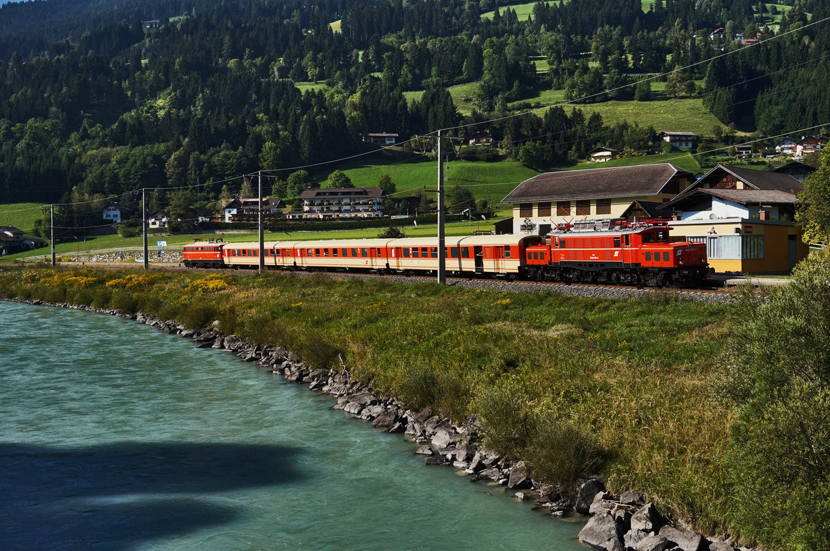 1020 018-6 als Zug- und 1042.23 als Schublok, fahren mit dem SR 17067 (Lienz - Spittal-Millstättersee), in die Haltestelle Berg im Drautal ein.
Aufgenommen am 27.8.2016.