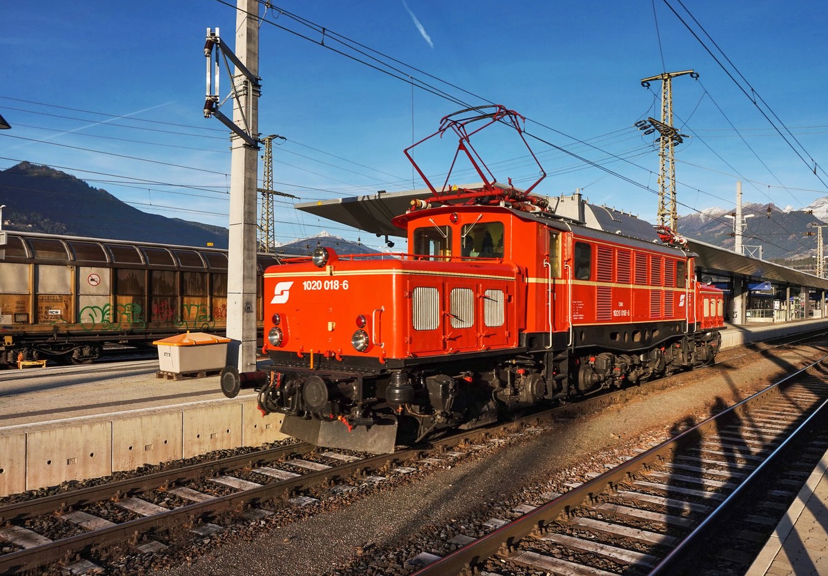 1020 018-6 am 10.12.2016 beim Stürzen im Bahnhof Spittal-Millstättersee.