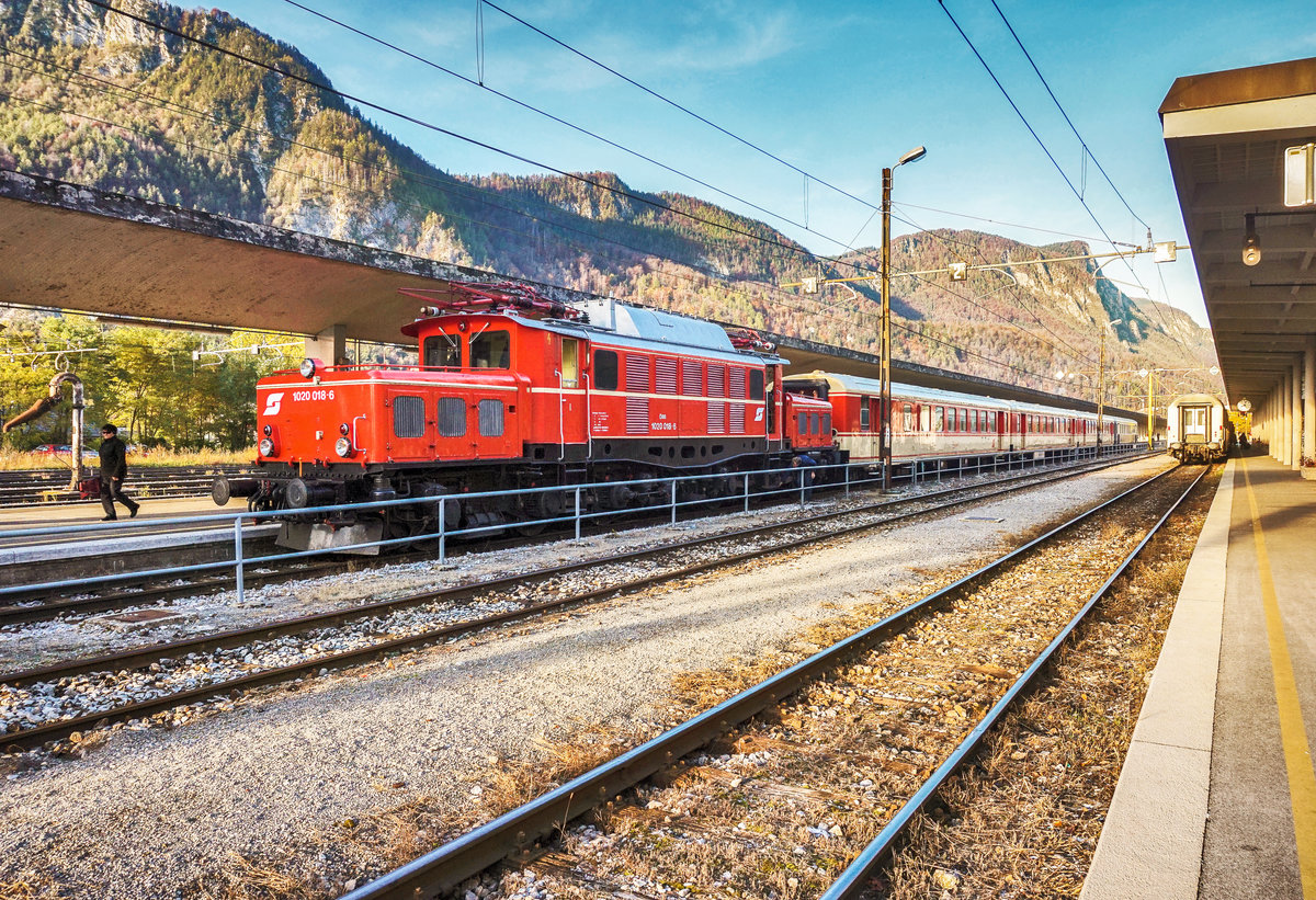 1020 018-6 bei der Ankunft im Bahnhof Jesenice, mit dem SR 16431 aus Lienz.
Aufgenommen am 14.10.2017.