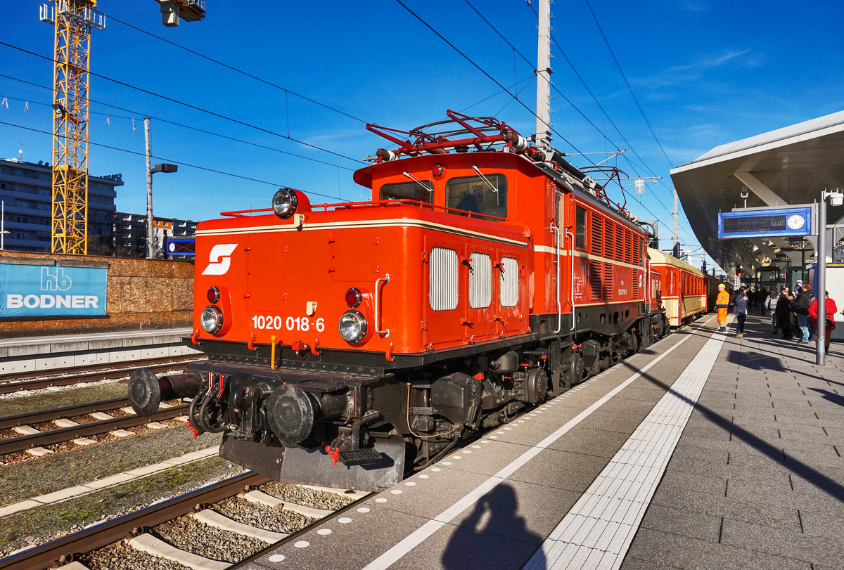 1020 018-6 bei der Ankunft mit dem SR 17406 aus Lienz, im Salzburger Hauptbahnhof.
Aufgenommen am 10.12.2016.