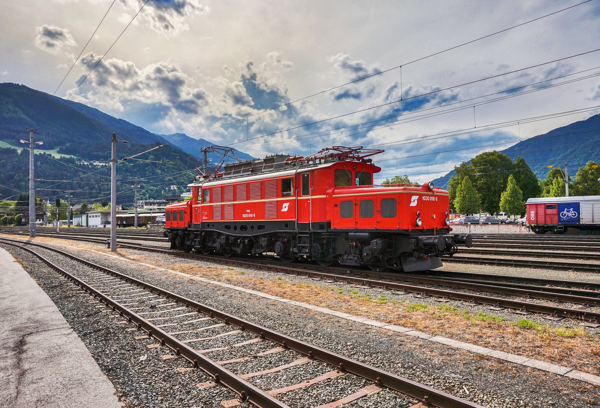 1020 018-6 bei einer Verschubfahrt im Bahnhof Lienz.
Aufgenommen am 9.6.2017.