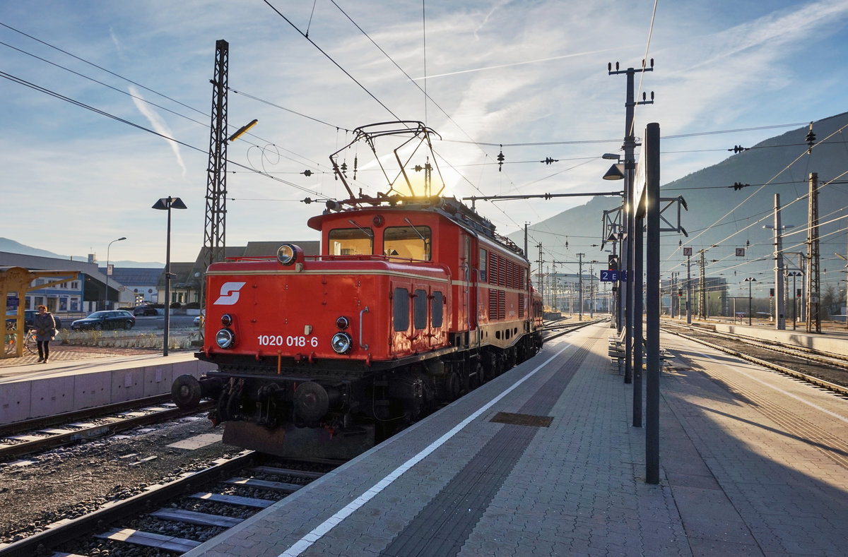 1020 018-6 beim Stürzen im Bahnhof Spittal-Millstättersee.
Aufgenommen am 10.12.2016.