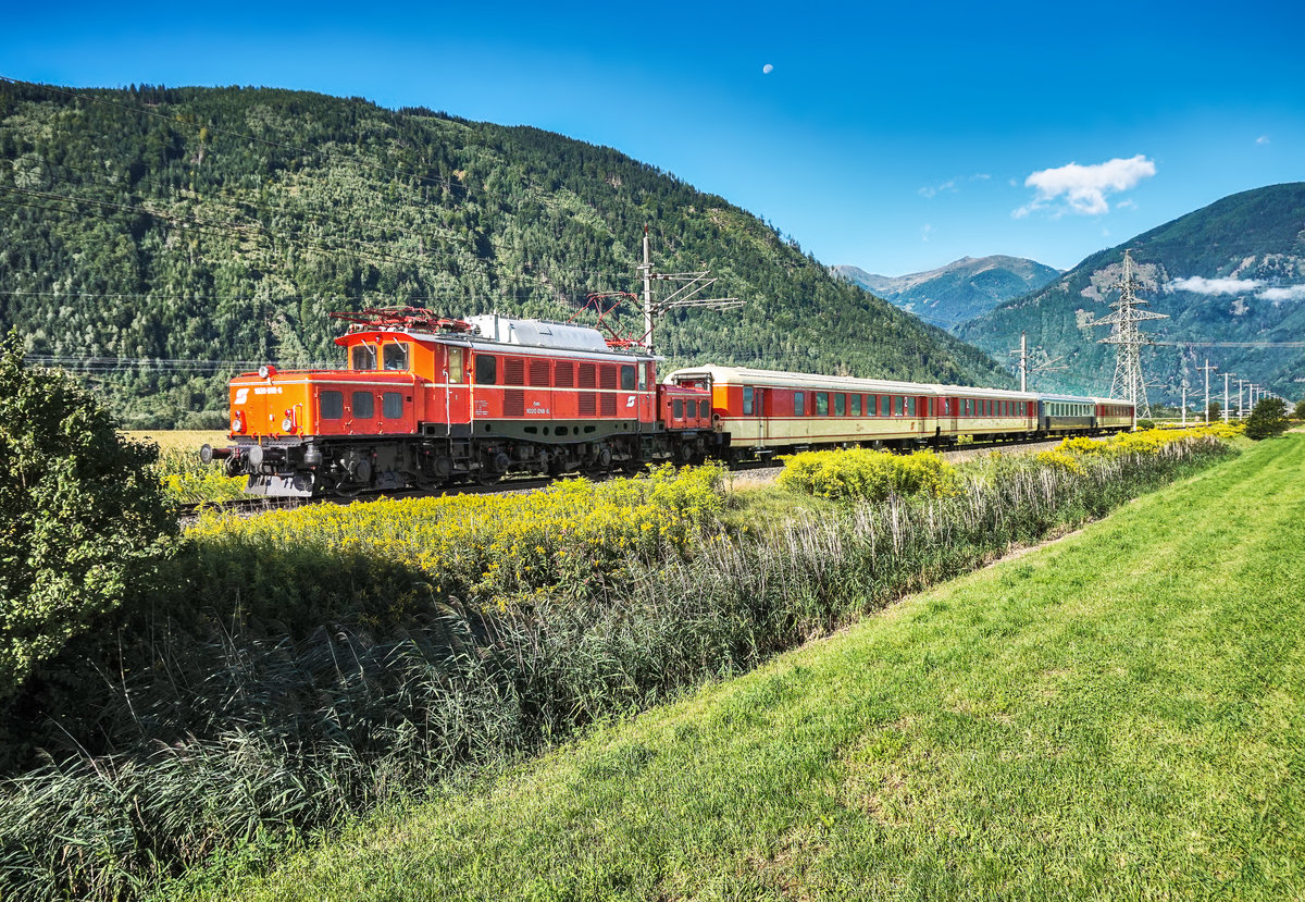 1020 018-6 der EBFL fährt mit einem SR (Lienz - Spttal-Millstättersee - Schwarzach-St. Veit - Zell am See) nahe Lendorf vorüber.
Aufgenommen am 12.8.2017.