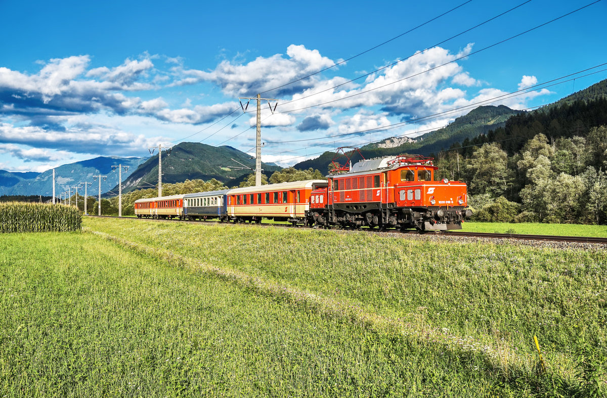 1020 018-6 der EBFL fährt mit dem SR 14811 (Zell am See - Schwarzach-St. Veit - Spttal-Millstättersee - Lienz) bei Berg im Drautal vorüber.
Aufgenommen am 12.8.2017.