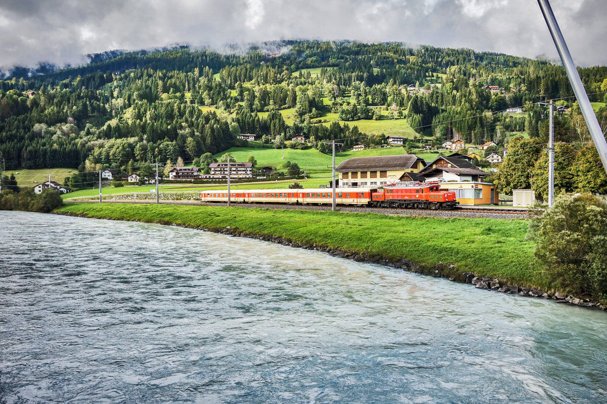 1020 018-6 der EBFL fährt mit dem SR 17156 (Lienz - Villach Hbf) in die Haltestelle Berg im Drautal ein.
Aufgenommen am 17.9.2017.