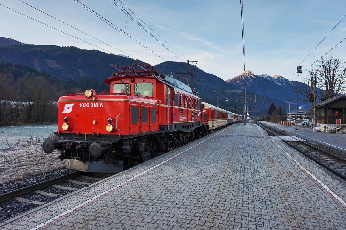1020 018-6 fährt mit dem SR 17401 (Lienz - Spittal-Millstättersee - Salzburg Hbf) in den Bahnhof Greifenburg-Weißensee ein.
Aufgenommen am 10.12.2016.