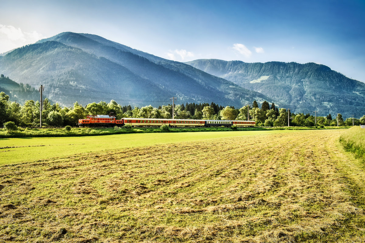 1020 018-6 fährt mit einem SR (Lienz - Spittal-Millstättersee - Schwarzach-St. Veit - Innsbruck Hbf), bei Leßnig, nahe Kleblach-Lind vorüber.
Aufgenommen am 31.5.2018.