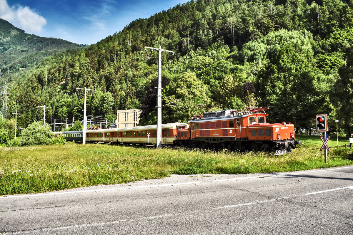 1020 018-6 fährt mit einem SR (Lienz - Spittal-Millstättersee - Schwarzach-St. Veit - Innsbruck Hbf), kurz vor dem Bahnhof Möllbrücke-Sachsenburg vorüber.
Aufgenommen am 31.5.2018.