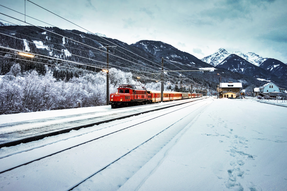 1020 018-6 hält mit dem SR 15532 (Lienz - Spittal-Millstättersee - Salzburg Hbf - Salzburg Liefering) im Bahnhof Grefenburg-Weißensee.
Wegen der großen Nachfrage wurde zusätzlich zu den vier Schlieren der EBFL, noch eine 3-teilige CS-Wendezuggarnitur der ÖBB mitgeführt.
Ab Spittal-Millstättersee verkehrte der Zug als SR 20355.
Aufgenommen am 9.12.2017.