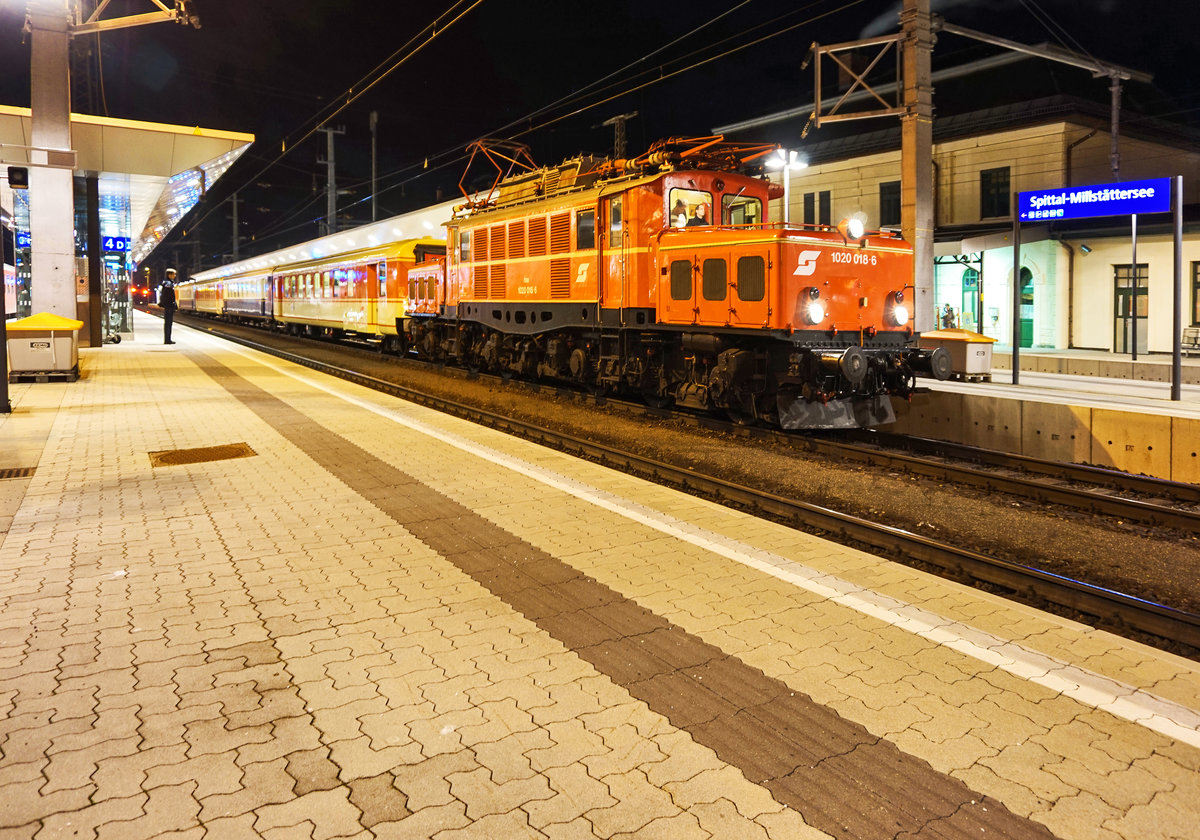 1020 018-6 hält mit dem SR 17405 von Salzburg Mülln-Altstadt im Bahnhof Spittal-Millstättersee. Hier wurde gestürzt und dann ging es als SR 17403 nach Lienz weiter. 
Aufgenommen am 10.12.2016.