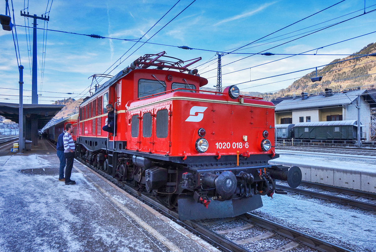 1020 018-6 mit SR 17406 (Lienz - Spittal-Millstättersee - Salzburg Hbf), bei einem Betriebshalt im Bahnhof Schwarzach-St. Veit.
Aufgenommen am 10.12.2016.