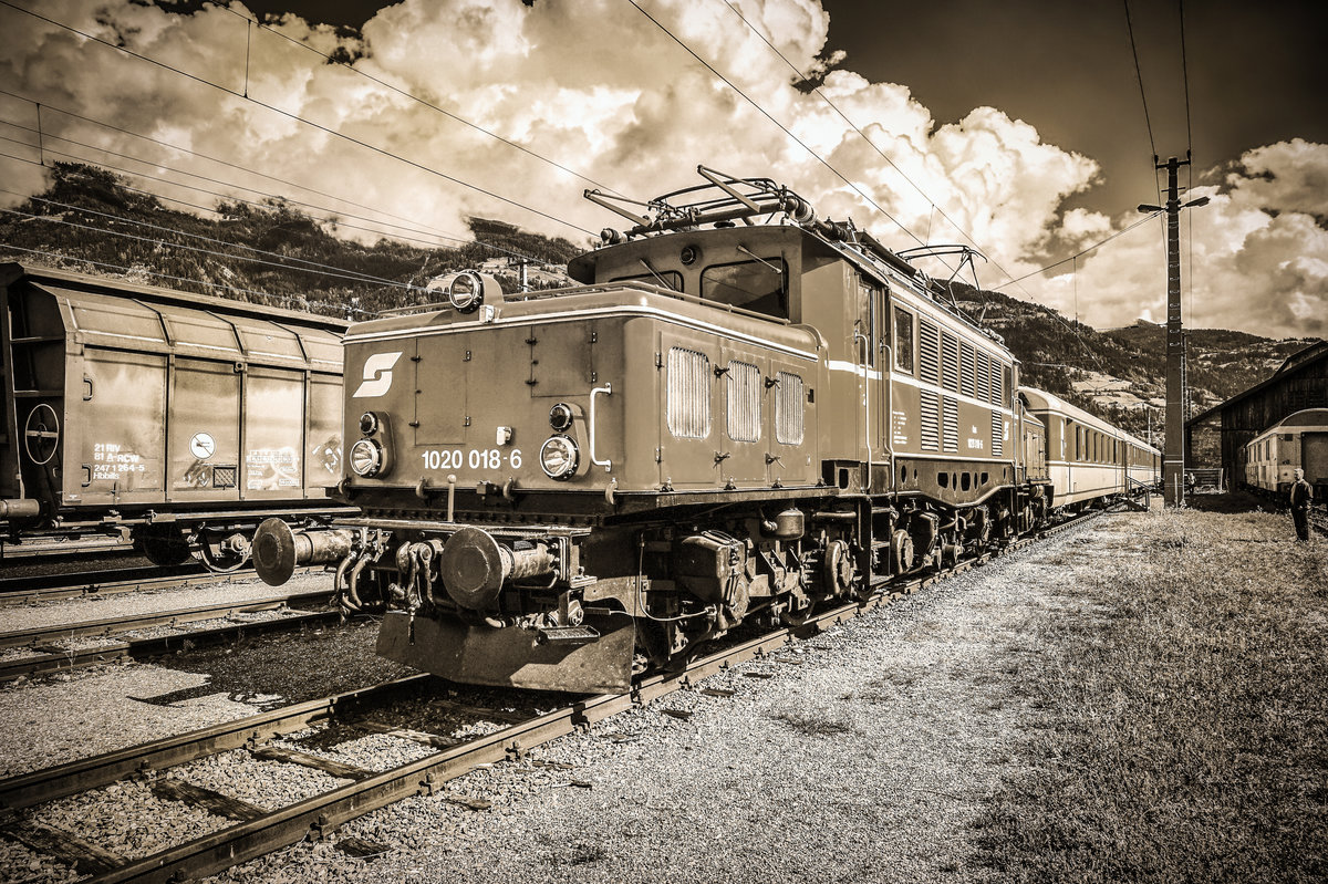 1020 018-6 steht mit dem  Südbahn-Express  beim Heizhaus der Lienzer Eisenabhnfreunde im Bahnhof Lienz.
Aufgenommen am 17.9.2017.