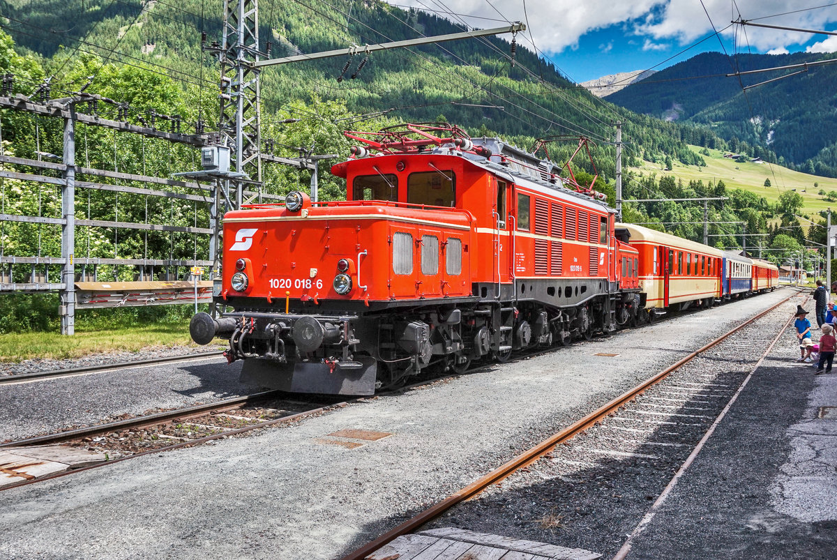 1020 018-6 steht mit einem Sonderzug aus Lienz, im Bahnhof Abfaltersbach.
Aufgenommen am 10.6.2017.