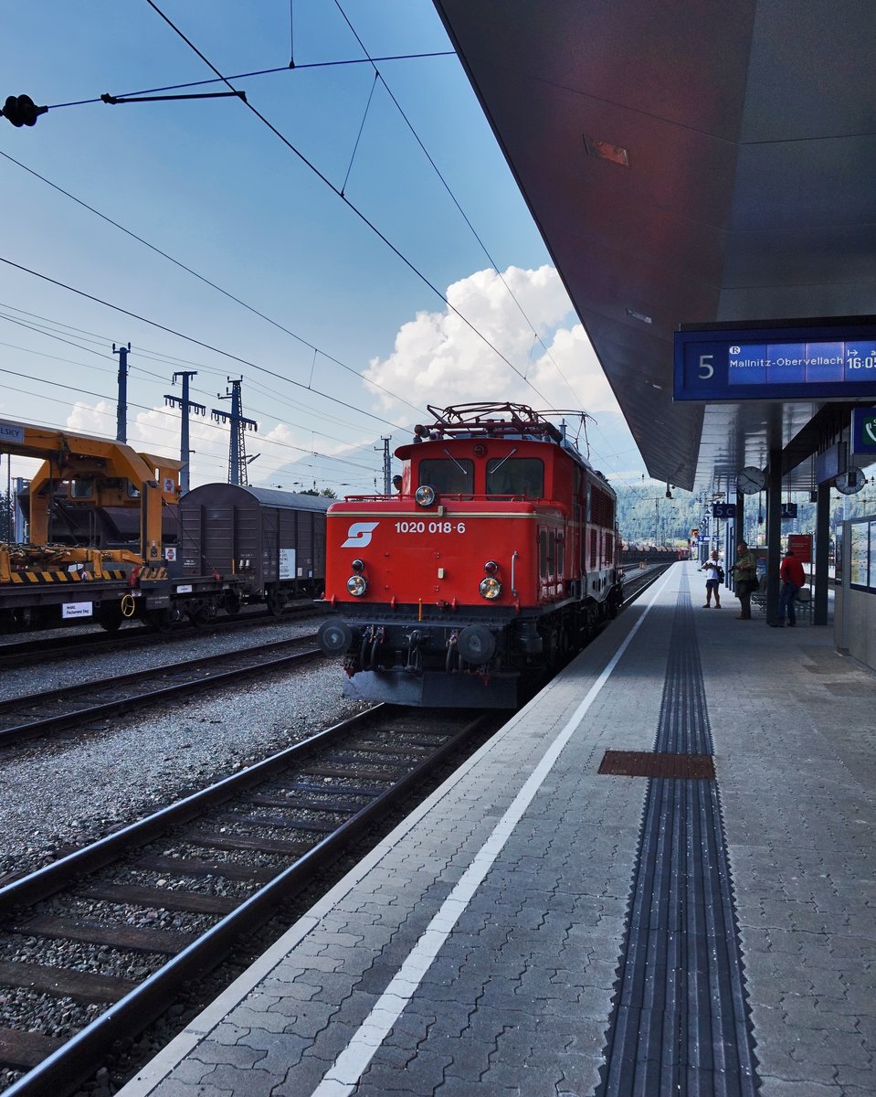 1020 018-6, unterwegs beim Stürzen, im Bahnhof Spittal-Millstättersee. Etwas später fuhr sie mit dem SR 17076 nach Mallnitz-Obervellach.
Aufgenommen am 28.8.2016.