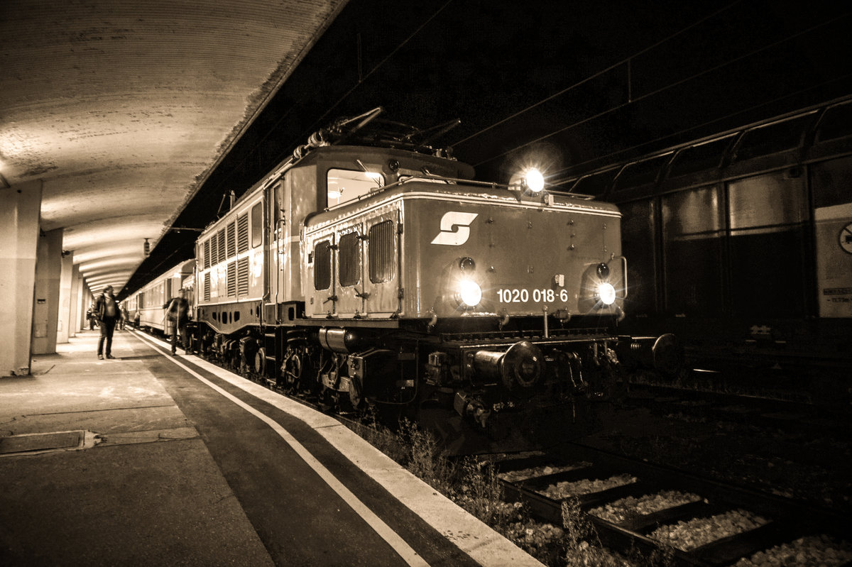 1020 018-6 wartet im Bahnhof Jesenice auf die Abfahrt mit dem SR 16432 nach Lienz.
Aufgenommen am 14.10.2017.
