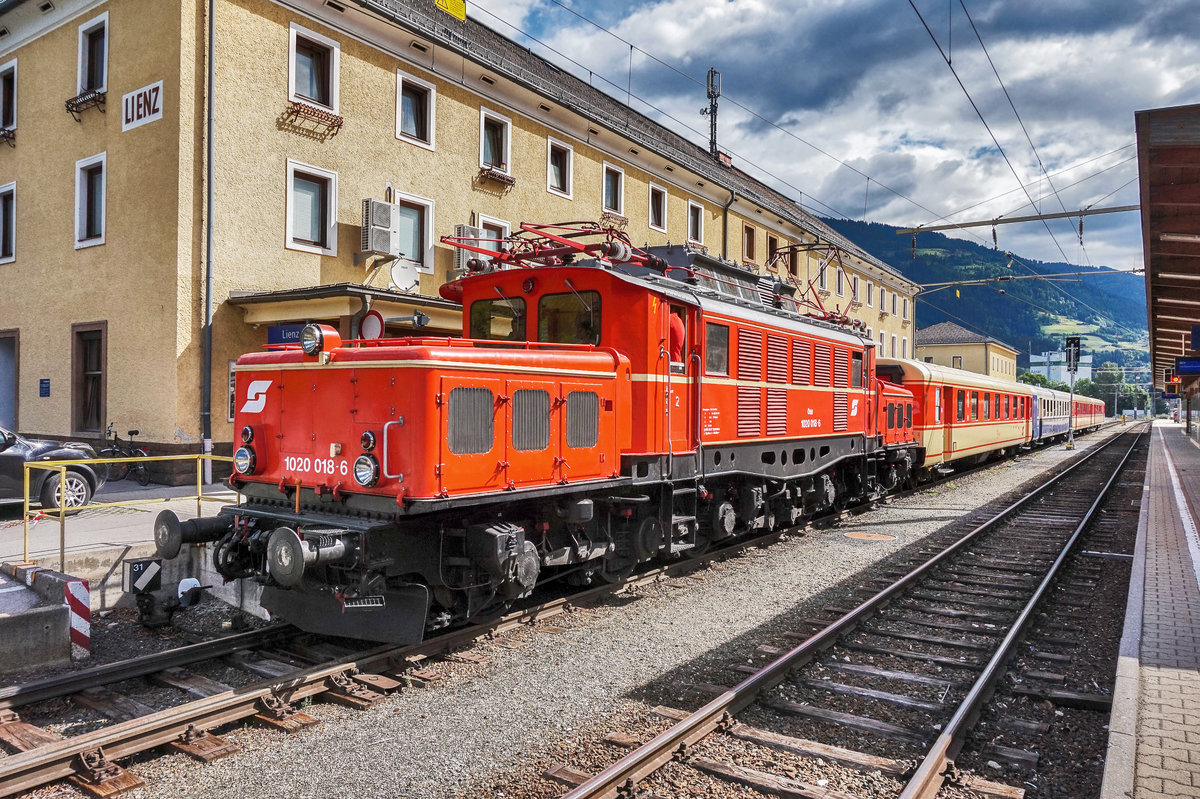 1020 018-6 wartet mit dem SR 14658 im Bahnhof Lienz, auf die Abfahrt nach Abfaltersbach.
Aufgenommen am 10.6.2017.