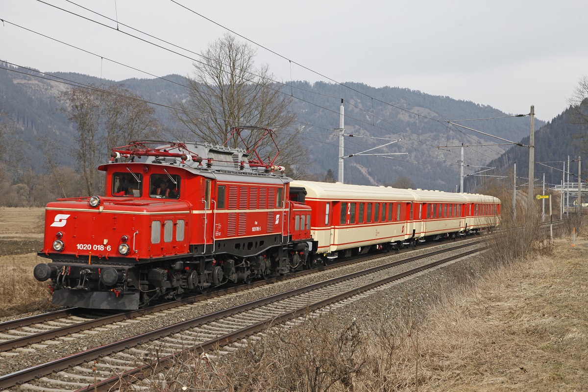 1020 018 mit Leerpersonenzug bei Fentsch St.Lorenzen am 1.03.2015.