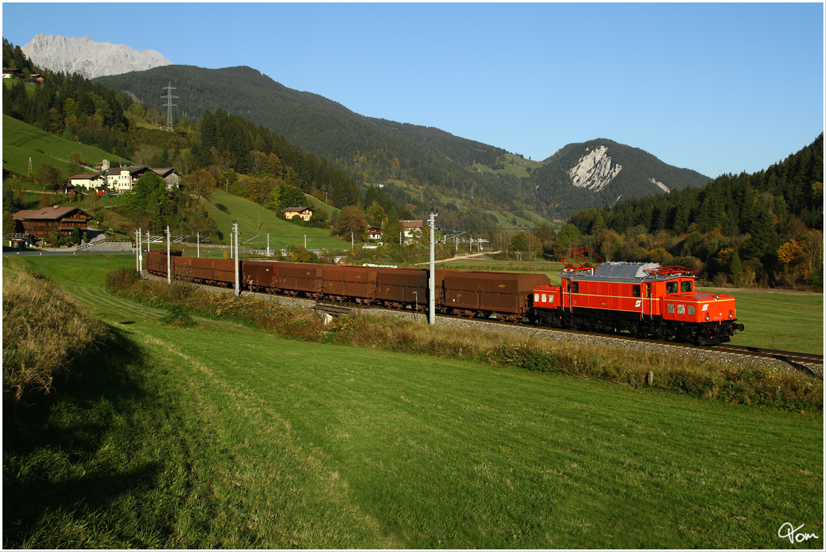 1020 037 der ÖGEG fährt mit dem Planstrom SDZ von Linz-Stahlwerke nach Bischofshofen. 
Mandling 4.10.2010 