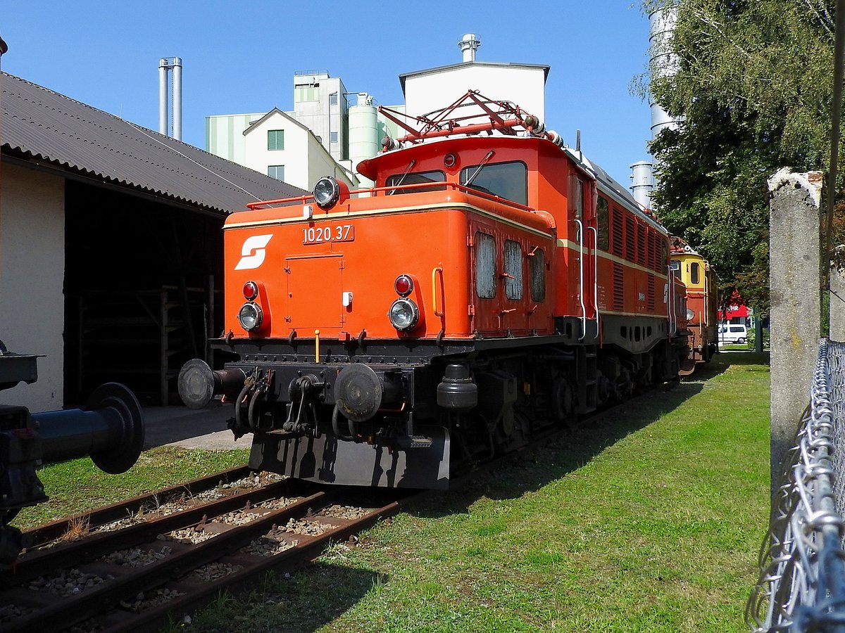 1020 037; völlig Engergielos am Gelände der  Erlebniswelt der Energie  bzw. im Kraftwerk Timelkam; hoffentlich gibt´s bald wieder geeignete Einsätze für diese Lok, denn wirklich Schade um solche  Energiebündel  des (alten) Bahnwesens;  200918