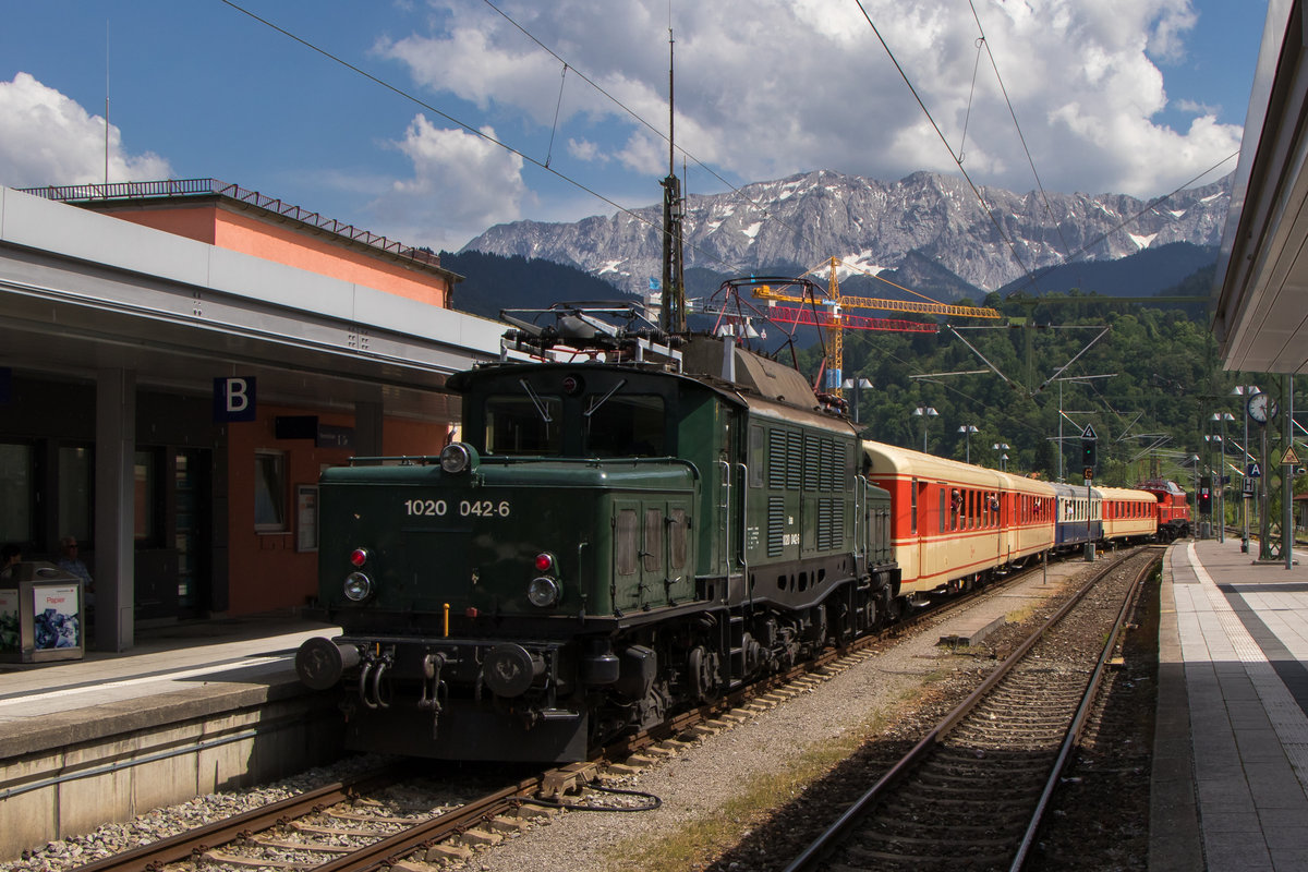 1020 042-6 am Zugschluss, 1020 018-6 ist am anderen Ende noch zu sehen. Der Sonderzug mit zwei Krokodilen verlässt gerade den Bahnhof Garmisch-Partenkirchen. Aufnahmedatum ist der 31. Mai 2018.  