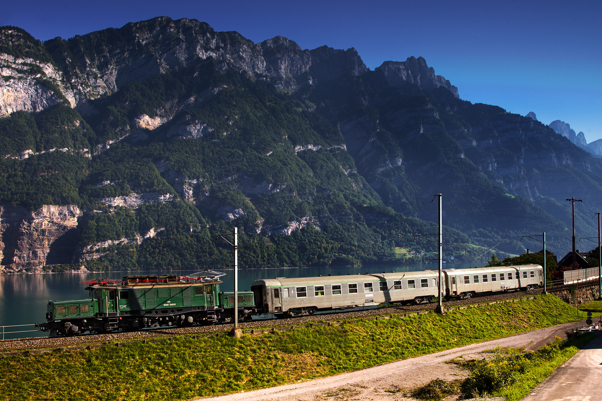 1020 042-6 fährt mit einem Sonderzug von Bludenz nach Luzern in Mühlehorn am Walensee entlang.Bild vom 29.8.2015