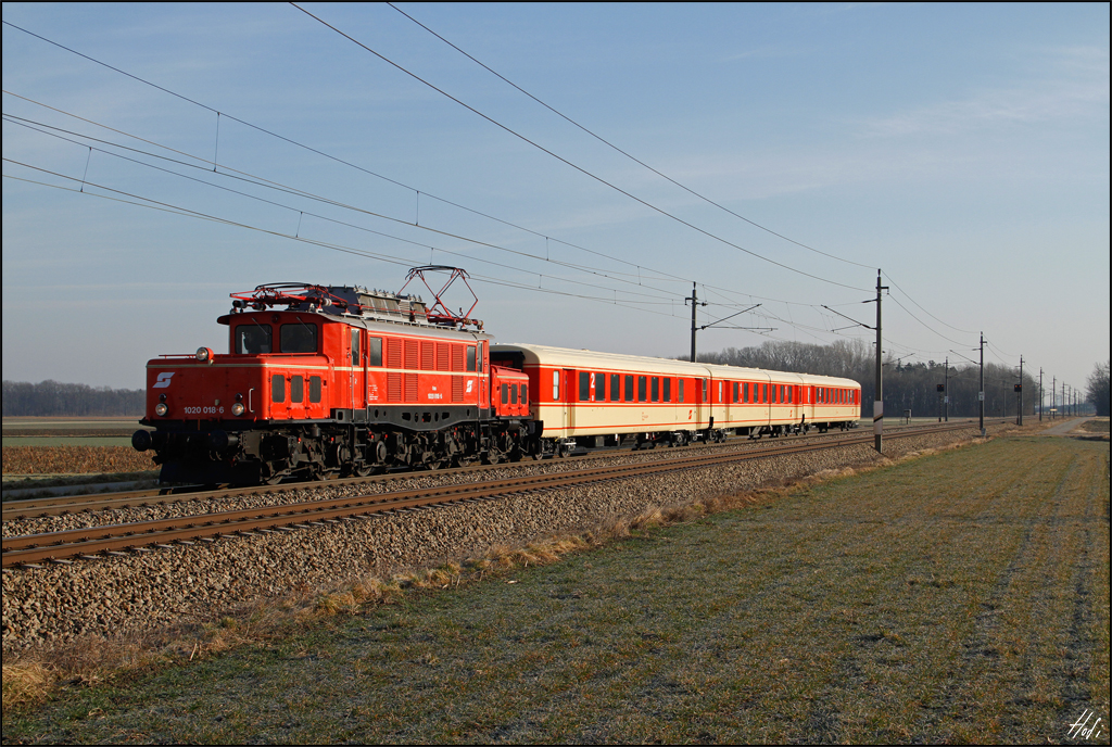 1020.018 bespannt am 01.03.2015 den SGAG 96588 von Ebenfurth nach Lienz in Osttirol. 
Hier kurz vor Unter-Eggendorf.
