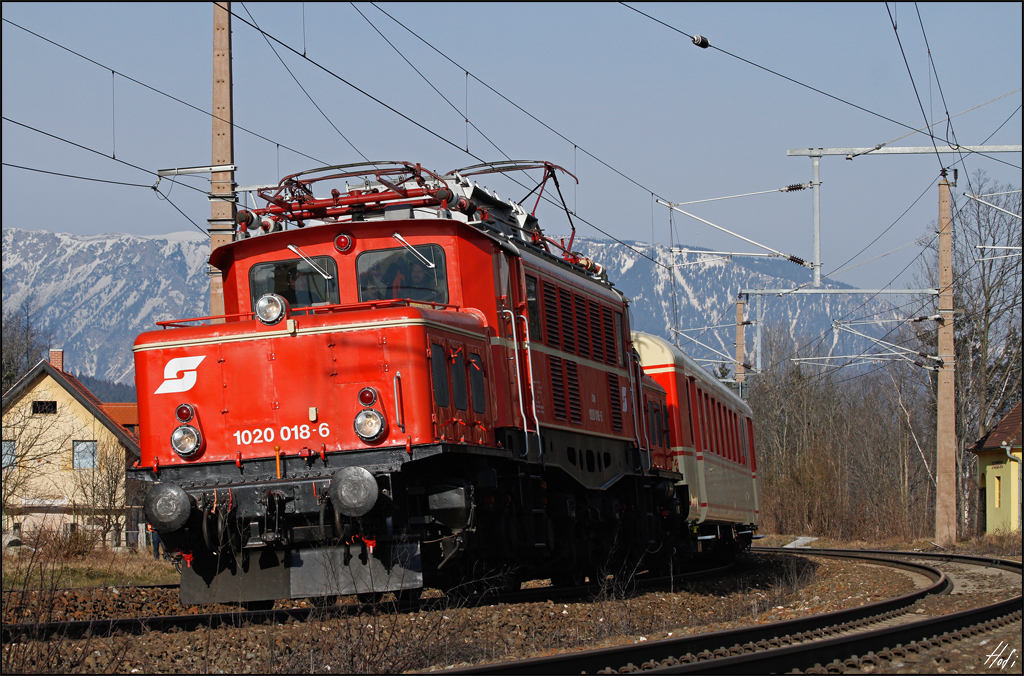1020.018 bespannt am 01.03.2015 den SGAG 96588 von Ebenfurth nach Lienz in Osttirol.
Hier bei der Ausfahrt aus dem Bhf. Eichberg.