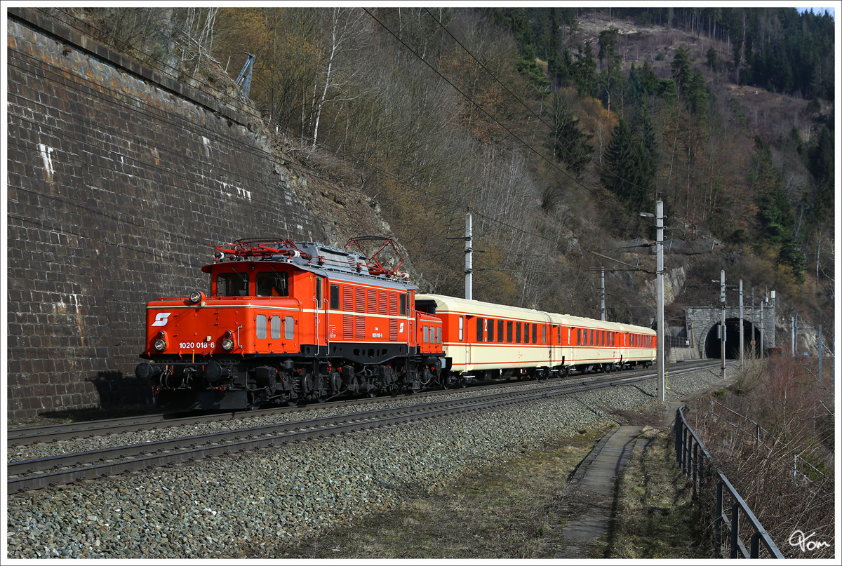1020.018 (ex 94.001) fährt mit einer wunderschönen Jaffa Schlierengarnitur, als SGAG 96588 von Ebenfurth nach Lienz. LG an die Lokmannschaft und die anderen Fotografen :O)
Galgenbergtunnel St.Michael 1.3.2015