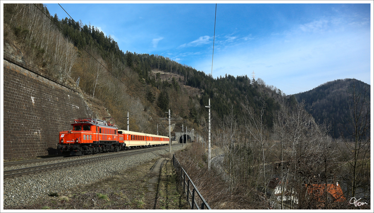 1020.018 (ex 94.001) fährt mit einer wunderschönen Jaffa Schlierengarnitur, als SGAG 96588 von Ebenfurth nach Lienz. 
Galgenbergtunnel St.Michael 1.3.2015